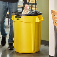 Rubbermaid Commercial BRUTE 32 Gallon Round Trash Can
